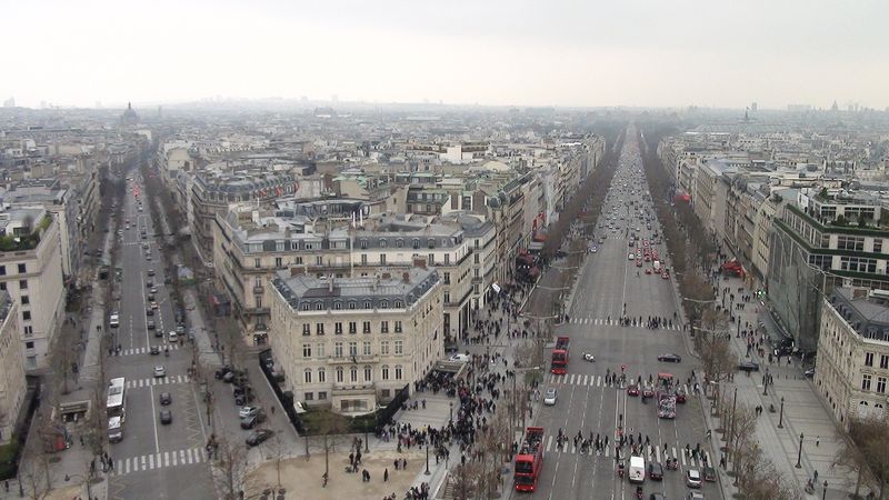 Đại lộ Champs Élysées nhìn từ Khải Hoàn Môn. © Nguyễn Tấn Đại