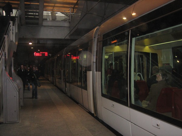 Một tuyến tram chạy ngầm dưới lòng đất nhà ga Strasbourg © Nguyễn Tấn Đại