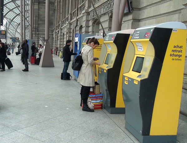 Ga Strasbourg có rất nhiều máy bán vé tự động, như mọi sân ga khác ở nước Pháp © Nguyễn Tấn Đại